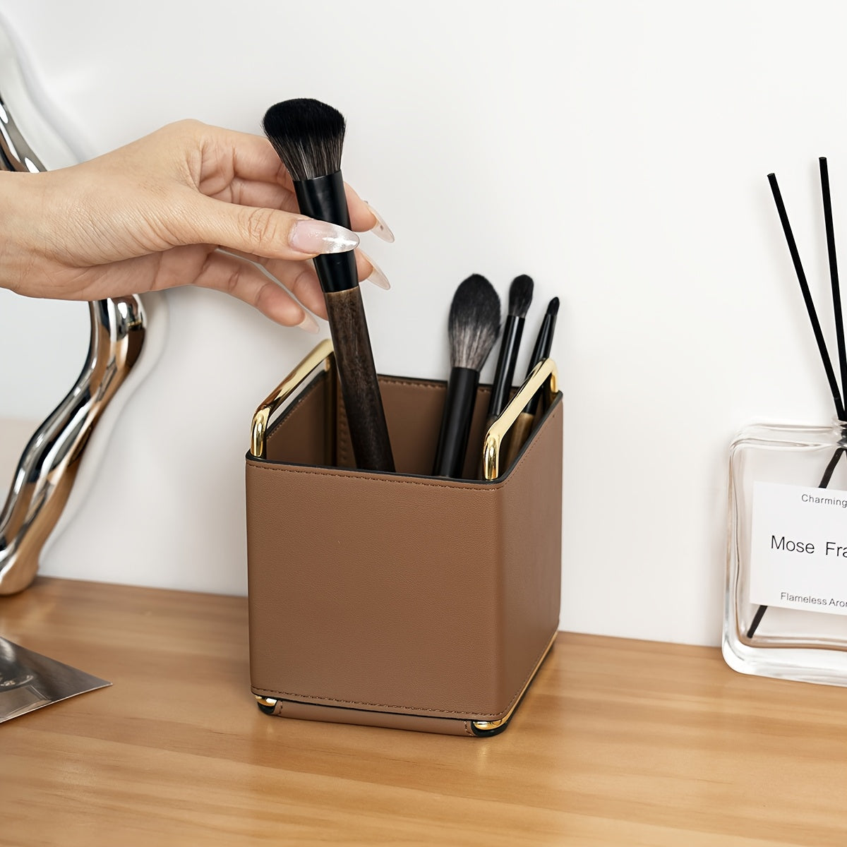 [1pc Faux Leather Storage] 1pc Lightweight Faux Leather Storage Tube | Makeup Brush Organizer, Vanity Eyebrow and Eyeshadow Brush Holder, Metal Frame Leather Pen Case, Desktop Remote Control Key Storage Box, Stylish Square Storage Box, Multifunctional
