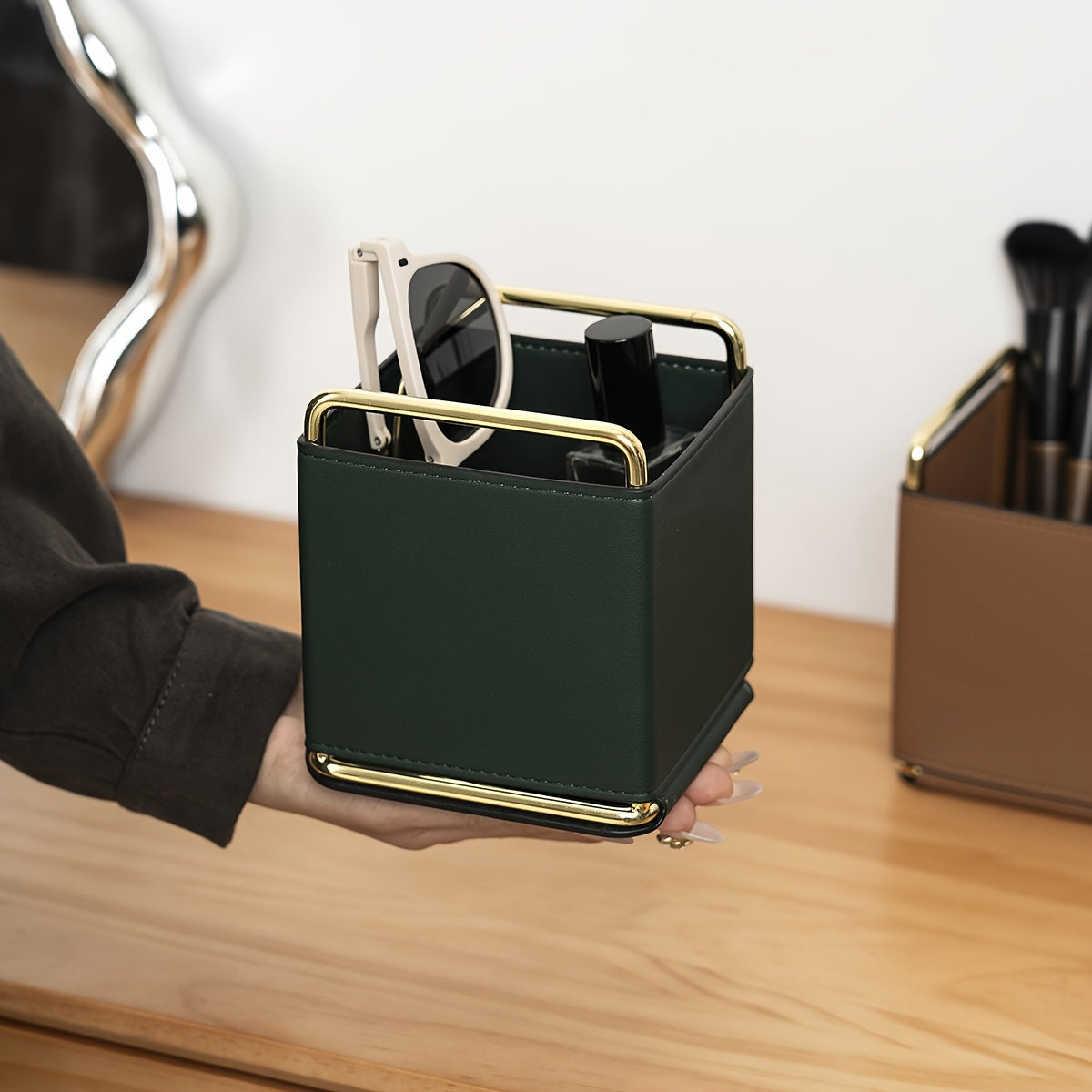 [1pc Faux Leather Storage] 1pc Lightweight Faux Leather Storage Tube | Makeup Brush Organizer, Vanity Eyebrow and Eyeshadow Brush Holder, Metal Frame Leather Pen Case, Desktop Remote Control Key Storage Box, Stylish Square Storage Box, Multifunctional